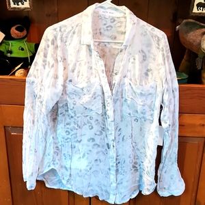 Bella Dahl ladies blouse size Large, white with gray and green pattern.
